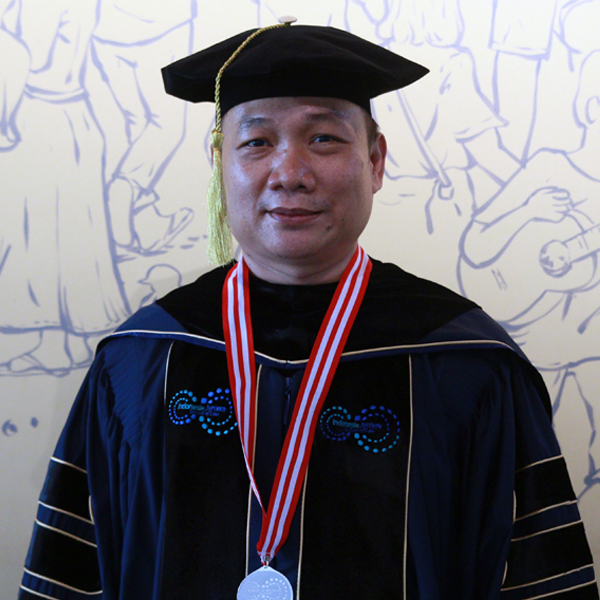 Sholikin memperoleh gelar Sarjana Hukum dari Fakultas Hukum Universitas Indonesia pada 2003. Sebelumnya ia menjabat sebagai Direktur Eksekutif Pusat Studi Hukum dan Kebijakan Indonesia (PSHK) periode 2015–2019.